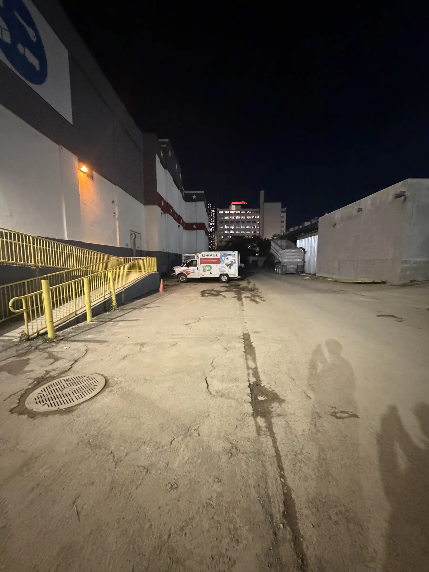 Drive-up row with vehicle bays